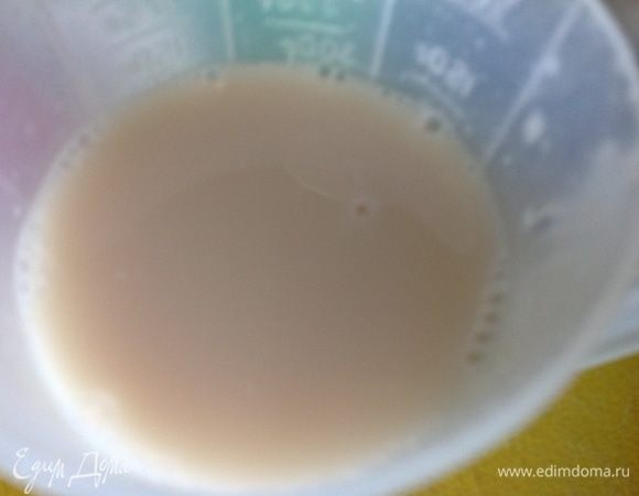 В теплом отваре растворить дрожжи, сахар и соль.