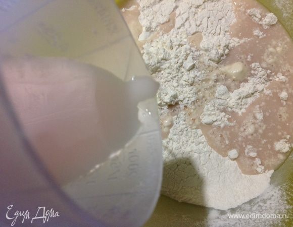 В миске просеять муку, влить разведенные в отваре дрожжи.