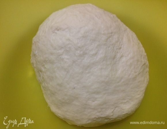 Замешиваем тесто и месим 10 минут. Тесто кладем в чистую миску под полотенце и отправляем в теплое место на 1 час.