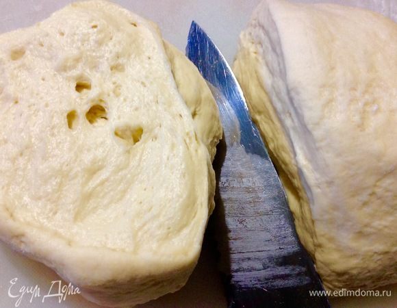 Обминаем его и делим на две части, посмотрите, какое оно красивое в разрезе, «дышит» просто.