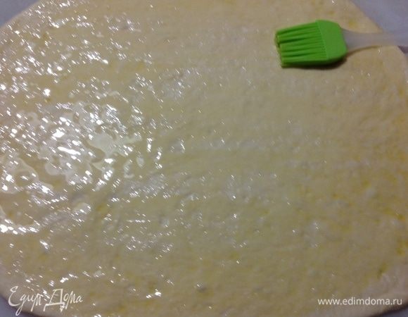С помощью силиконовой кисточки хорошо промазываем пласт, можно смазать и растопленным сливочным маслом, если не хотите оливковое.