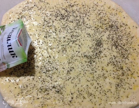 Посыпаем базиликом.