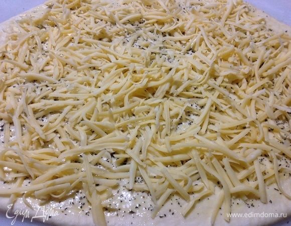 Поверх базилика посыпаем сыром.