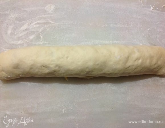 Скручиваем пласт в рулет.