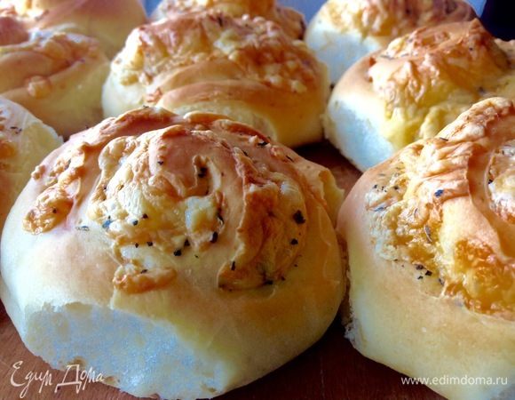 Горячие белочки остужаем на решетке.
У меня вышло 26 булочек, пекла двумя этапами.
У меня вышло два противня 20*30 см.