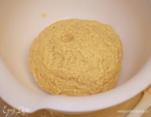 Замесить тесто. Для этого маргарин растопить, добавить яйцо и сметану, перемешать. В соду капнуть лимонного сода, отправить в тесто, сверху просеять муку. Тесто получается очень мягкое и не липнущее к рукам.