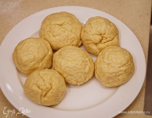 Тесто разделить на 6 равных частей, из каждой скатать шар, выложить на тарелку, накрыть пищевой пленкой и поставить на холод минимум на 1 час.