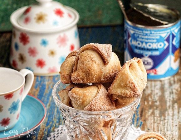 Выпекать рогалики в заранее разогретой до 180°С духовке до готовности (примерно 30–40 минут). Рогалики остудить, подавать. Хранить в герметичной коробке.