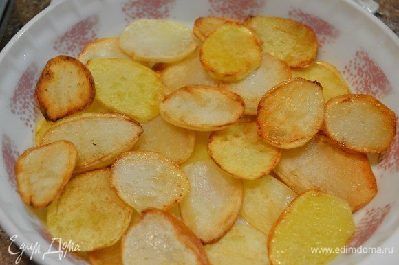 Картошку нарезаем кружками и обжариваем в масле до золотистого цвета.