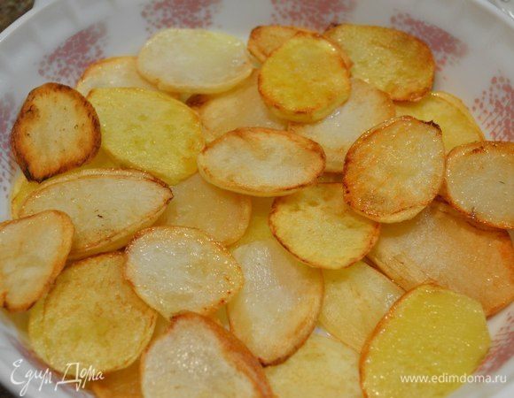 Картошку нарезаем кружками и обжариваем в масле до золотистого цвета.
