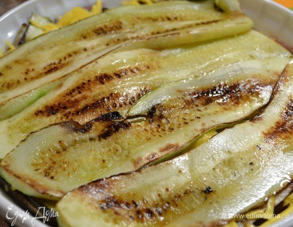 Кабачки и баклажаны нарезаем полосками и обжариваем с 2-х сторон или запекаем в духовке.
