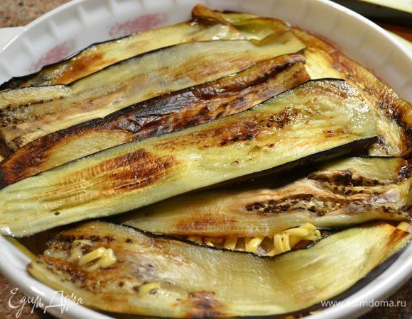 Первым слоем в форму идет картошка, сверху — кабачки, посыпать тертым сыром, затем слой баклажана, посыпать натертым сыром.