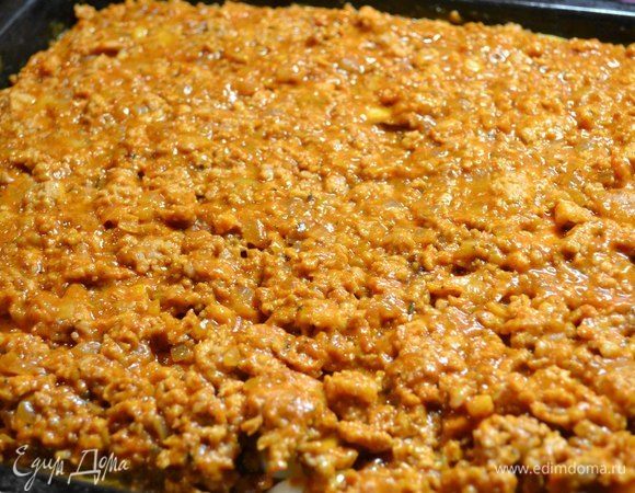 Готовым мясным соусом заливаем баклажаны.