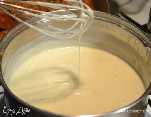 Крем-бешамель: в кастрюльке растапливаем сливочное масло и всыпаем муку, постоянно помешиваем и слегка поджариваем, затем постепенно вводим тонкой струйкой теплое молоко и завариваем, когда крем начинает булькать, значит, он готов. Солим и перчим его по вкусу. Даем слегка остыть.