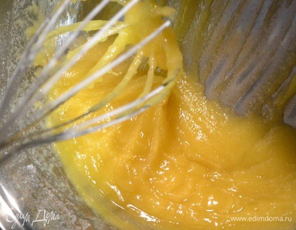 И вводим по одному яйца, хорошо вмешивая.