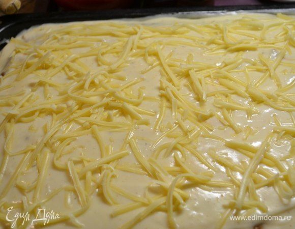 Выливаем готовый крем-бешамель сверху на фарш и посыпаем оставшимся сыром.