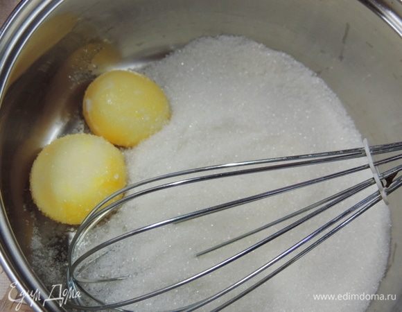 Все три шоколадных мусса готовятся одинаково, меняется только вид шоколада. Поэтому я подробно расскажу только про первый, он у нас из черного шоколада. Желтки венчиком растираем с сахаром. Вливаем к ним молоко, можно холодное, и перемешиваем до однородности. На среднем огне при постоянном помешивании доводим смесь до загустения. Кипятить не нужно)) Если есть термометр, ориентируйтесь на температуру 82–85°С. Если нет, при перемешивании вы почувствуете, что смесь начала густеть, и заметите, что над ней поднимается пар — готово.