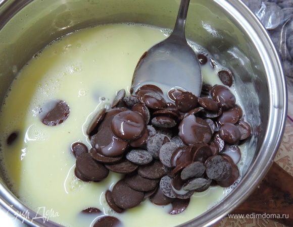В заварную массу сразу же добавляем поломанный на кусочки шоколад (у меня кондитерский в каплях) и заранее замоченный в 3 столовых ложках холодной воды желатин. Перемешиваем до полной однородности и оставляем остывать до комнатной температуры.