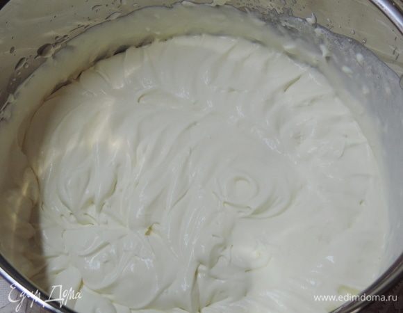 В это время взбиваем охлажденные сливки до плотного состояния. Я взбиваю сразу все количество, а затем отмеряю нужную порцию в каждый мусс. Взбитые сливки держу в холодильнике до востребования.