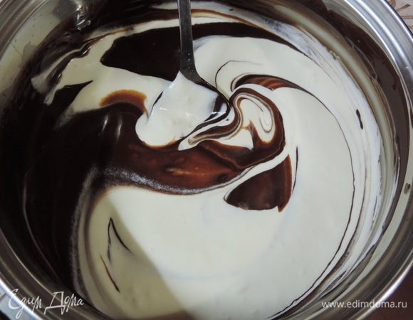 В два приема соединяем остывшую шоколадную массу со взбитыми сливками. Используем только ручной труд — лопатку или ложку.