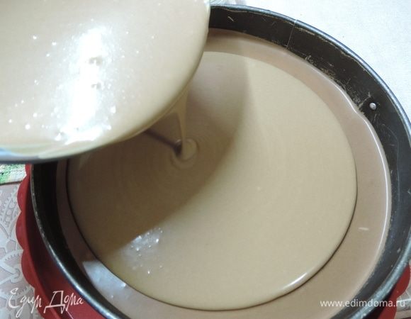 Пока первый слой мусса застывает, готовим мусс с молочным шоколадом. Его выливаем на застывший первый слой и тоже отправляем в морозилку.