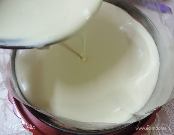 Для мусса из белого шоколада моей форме не хватило высоты, пришлось нарастить высоту ацетатной лентой. За неимением последней подойдет обычная фольга.