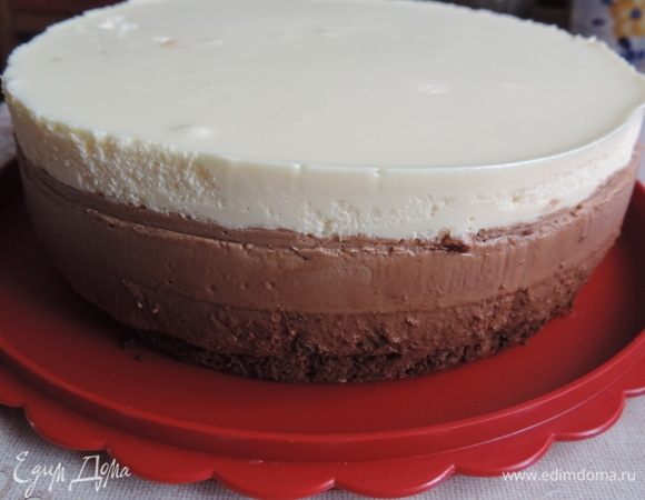 Торт, в принципе, готов. Сторонники минимализма могут уже подавать его к столу. Если же вы не ищете легких путей, можете покрыть его шоколадной глазурью и украсить.