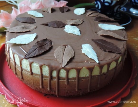 Для шоколадной глазури растопите на водяной бане или самом медленном огне шоколад с маслом и сливками (для глазури подойдут с любой жирностью, какие не жалко). Чтобы удивить гостей, я украсила торт шоколадными листочками. Для этого я просто нанесла растопленный шоколад трех цветов на живые, предварительно вымытые и просушенные листочки. Отправила заготовки в холодильник, а затем аккуратно сняла настоящие листочки с шоколадных.