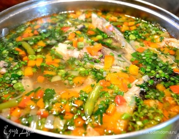 Затем добавляем наши овощи, нарезанные на кубики. Можете на свой вкус добавлять.
В конце приготовления добавляем обязательно сок лимона, мелко нарезанные стебли зелени, листья.