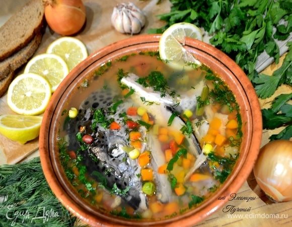 При подаче в тарелку добавить дольку лимона, свежую зелень и свежемолотый перец.