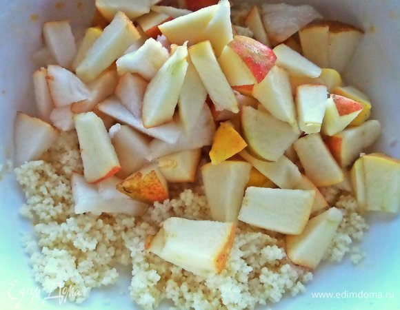 Пересыпать фрукты в кускус.