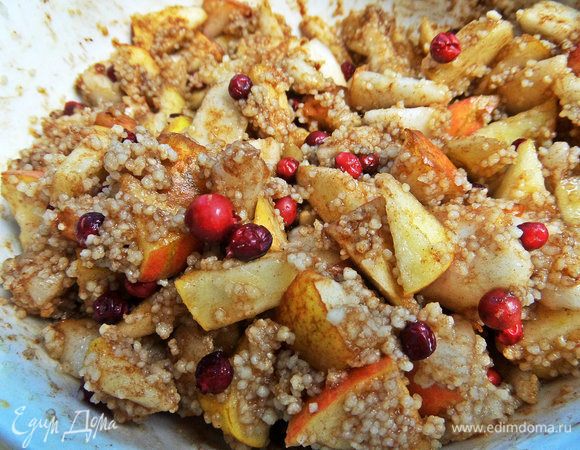 Перемешать, но не особо тщательно, чтобы не подавить фрукты.