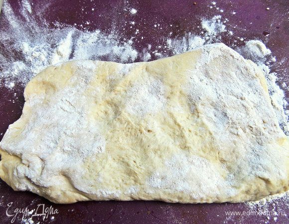 Размороженное тесто перенести на коврик с мукой.