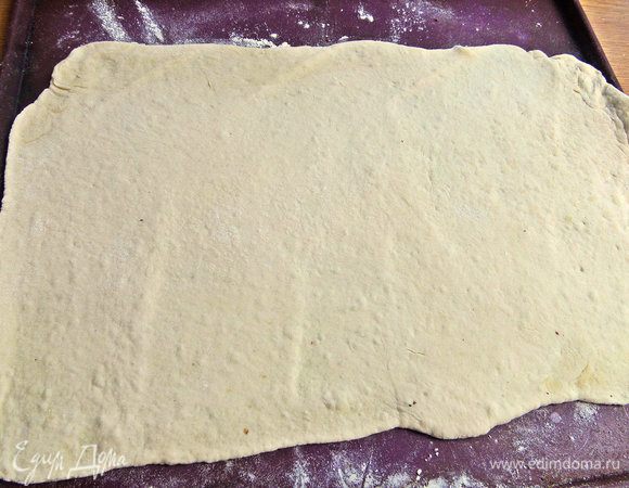 Раскатать в прямоугольный пласт тонко.