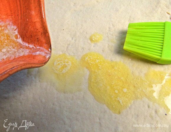 Растопить масло и смазать им весь пласт.