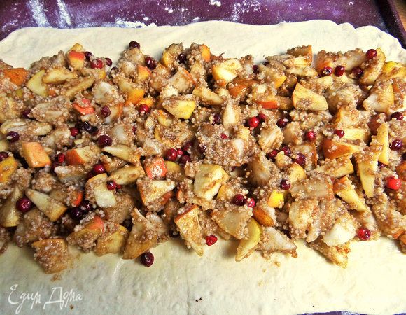 Перенести на масло начинку, края оставить пустыми.