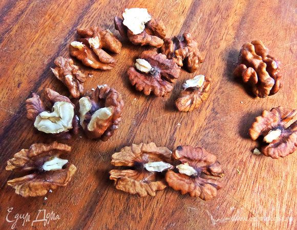 Орехи покрошить.