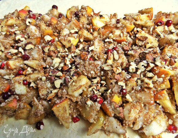 Посыпать на начинку ореховую крошку.