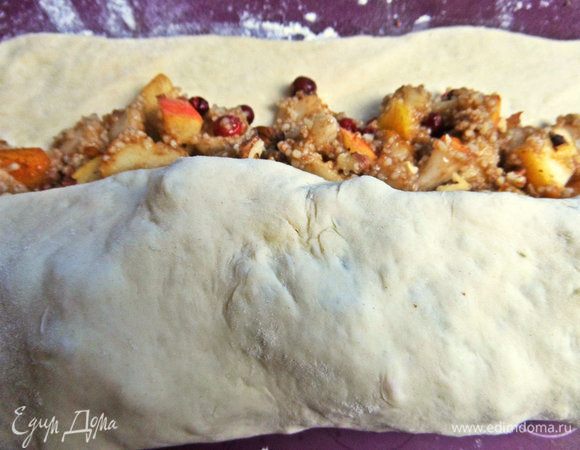 Начинаем скручивать в рулет по длинной стороне.