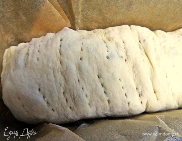 Подвернуть края и перенести заготовку в форму на смазанный пергамент.