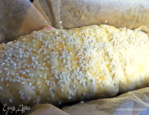 Смазать верх желтком и посыпать кунжутом.