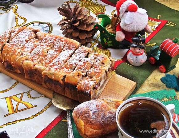 Делим на порции широким ножом.