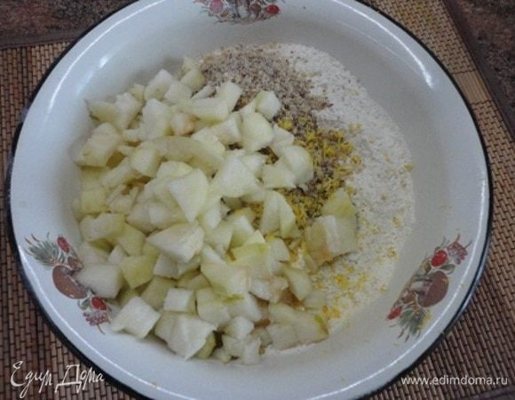 Орехи измельчить (2 столовые ложки орехов отложить для посыпки формы), натереть цедру с одного лимона, груши (2 шт.) очистить от кожицы и семян и нарезать кубиками. Все добавить к мучной смеси и еще раз перемешать.