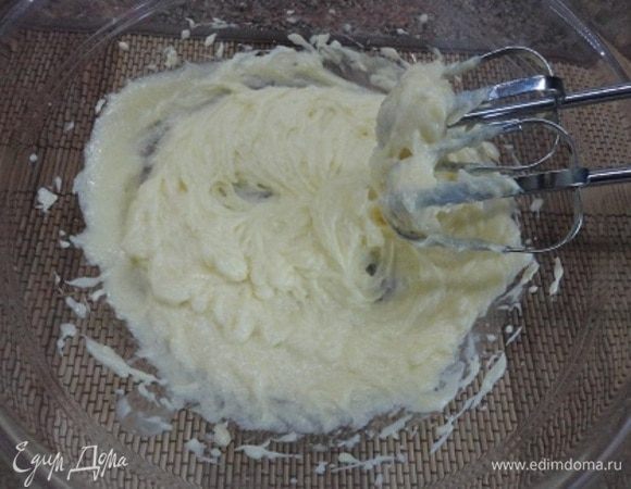 Мед и сахар растереть с мягким сливочным маслом и, продолжая взбивать, добавить по одному 4 яйца. Соединить сухие ингредиенты с яично-масляной смесью.