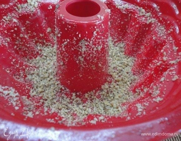 Форму смазать сливочным маслом и обильно посыпать грецкими орехами для ореховой корочки, но если не нравится, можно это не делать.