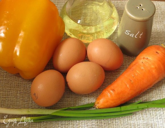 Подготовим продукты: яйца, морковь, перец сладкий, зеленый лук и соль.