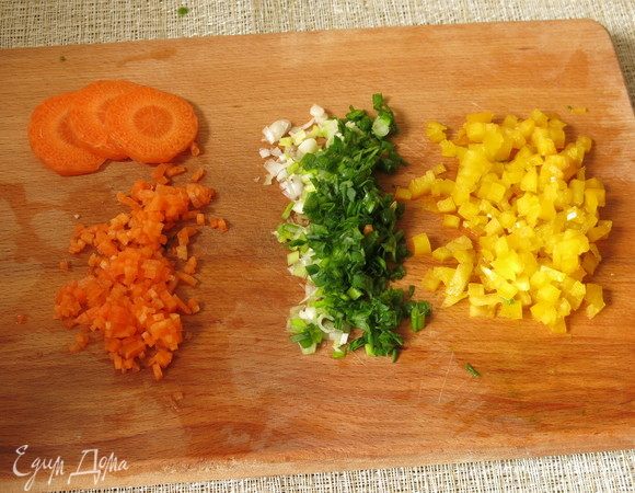 Нарезаем мелко лук. Морковь и перец сладкий нарезаем мелкими кубиками.