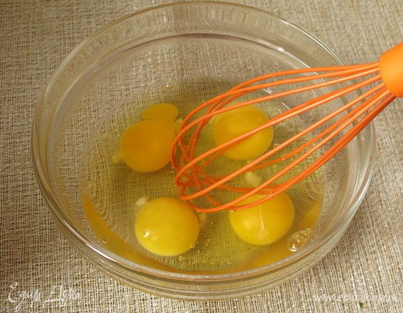 Разбиваем 4 яйца, солим.