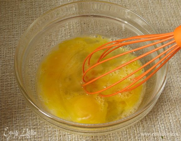 Взбиваем венчиком, но не очень активно, должны остаться волокна белка в желтке.