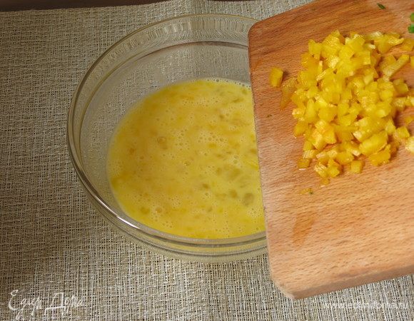 Насыпаем овощи к яйцам.